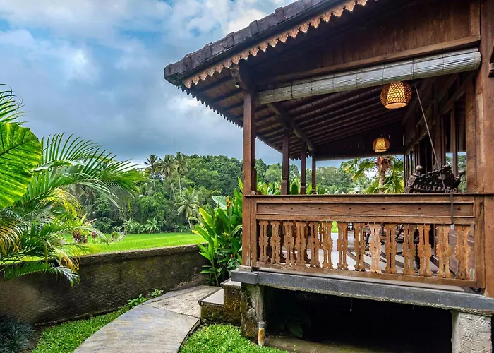 ホリデーパーク Taksu By Dhananjaya Hospitality 4*